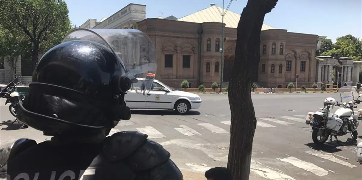 12 قتيلا في اقتحام البرلمان الإيراني وتفجير انتحاري بمرقد الخميني (فيديو وصور)