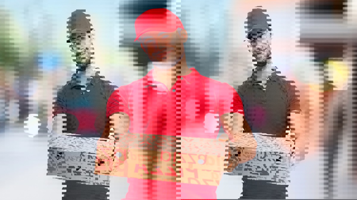 عامل دليفري بصق في البيتزا قبل تسليمها يواجه السجن 18 عاما (فيديو)