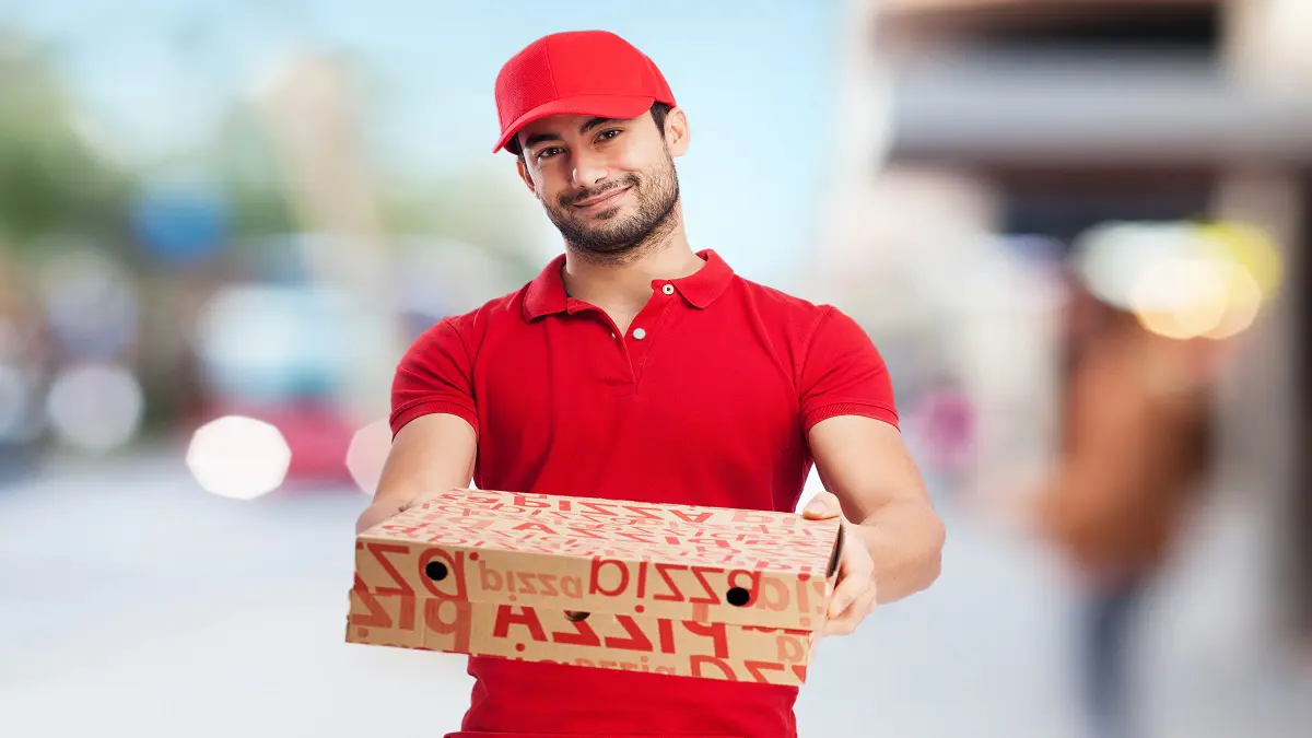 عامل دليفري بصق في البيتزا قبل تسليمها يواجه السجن 18 عاما (فيديو)