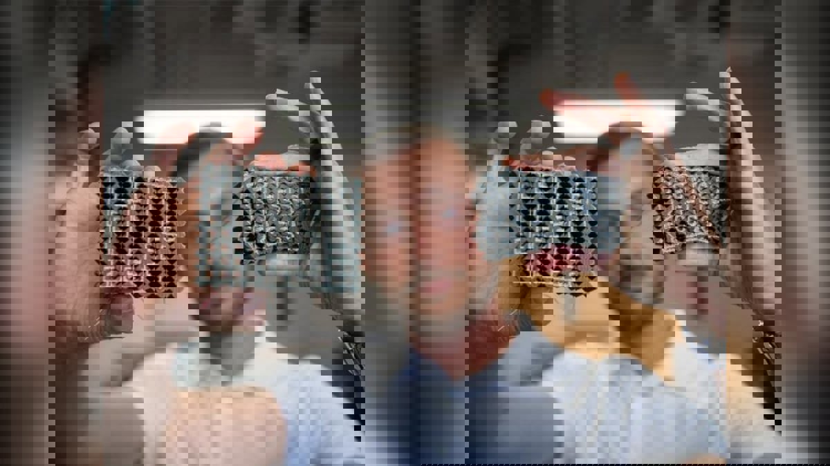 تطوير مادة جديدة تتفاعل مع المؤثرات الخارجية مثل المخ البشري‎‎