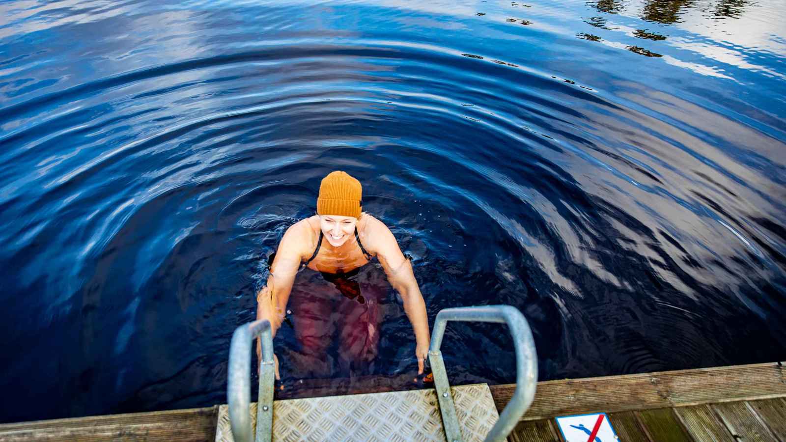 السباحة في الماء البارد.. كيف تؤثر على جسمك؟