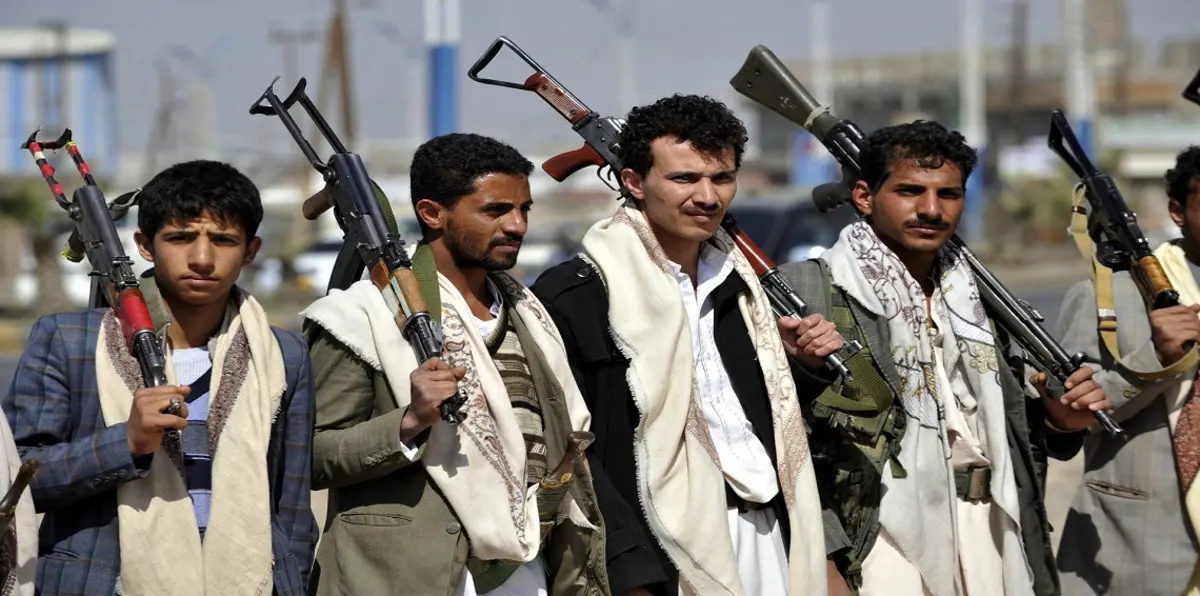 لليوم الثاني.. مسلحون يقطعون طريقًا حيويًا بعدن (صورة وفيديو)