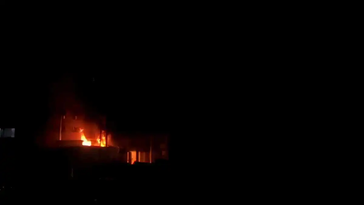 الجيش الإسرائيلي يشن غارات داخل الخط الأصفر شرق جباليا (فيديو)