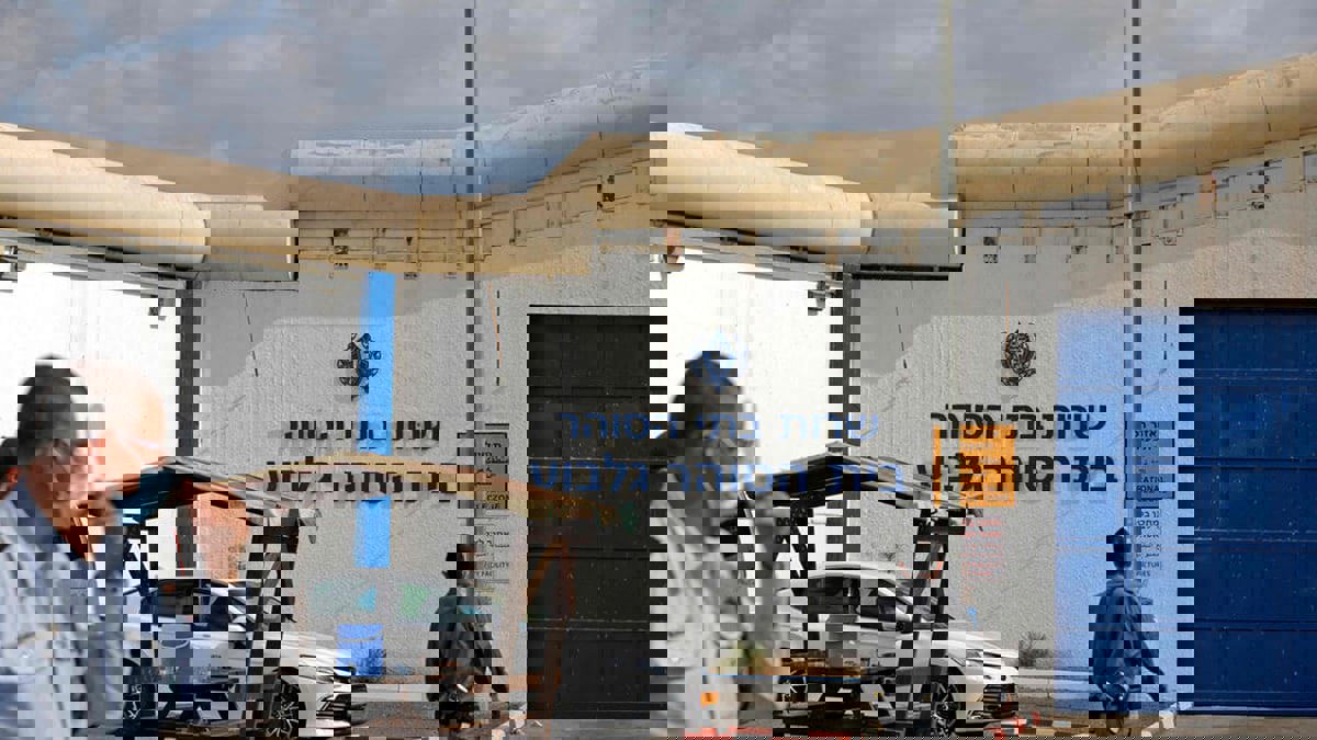 "اغتصاب حارسة السجن" الإسرائيلية.. مواجهة مرتقبة والأسير "يغير أقواله"