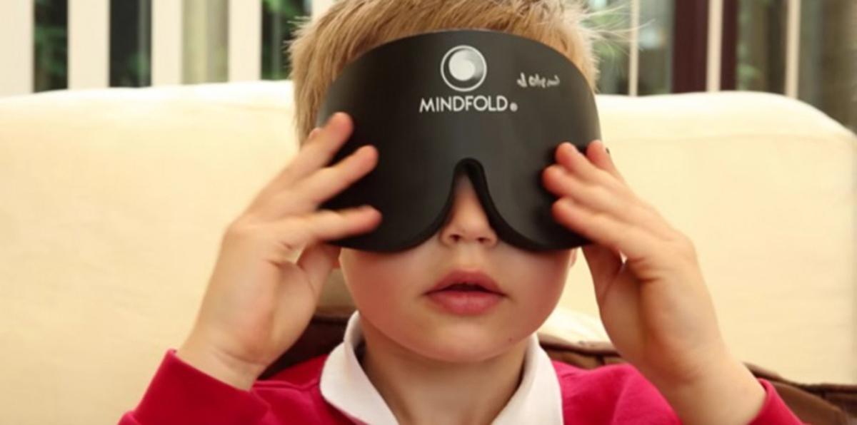 أطفال يقرأون معصوبي العينين بفضل العين الثالثة