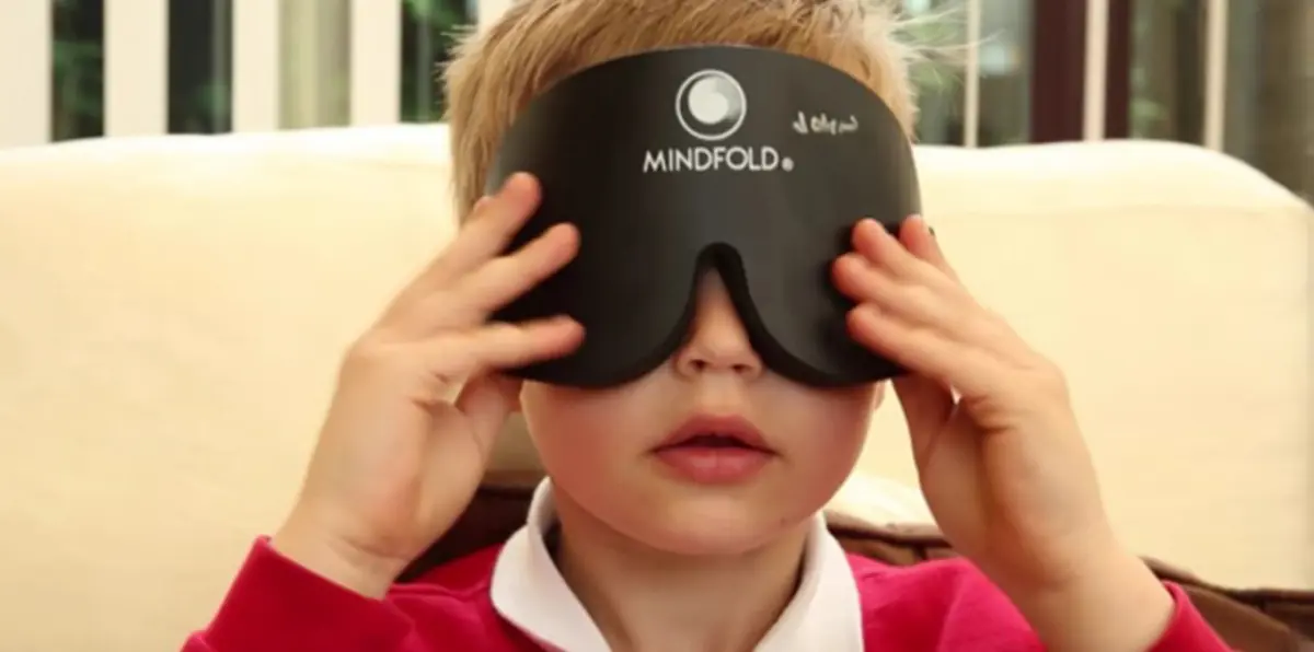 أطفال يقرأون معصوبي العينين بفضل العين الثالثة