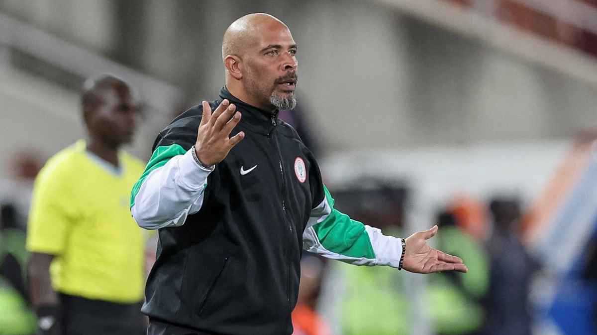 بسبب السحر.. مشادة قوية بين مدرب نيجيريا ولاعبي الكونغو الديمقراطية (فيديو)