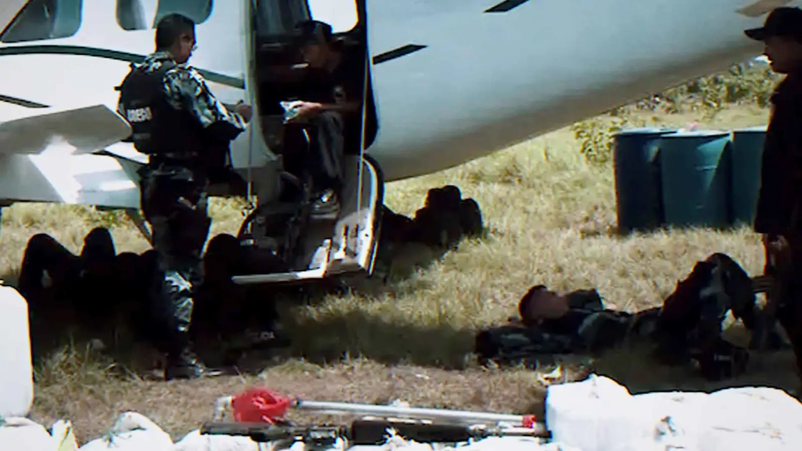 اعتقال واتهامات متبادلة.. طائرة تشعل أزمة بين دولتين (فيديو إرم)