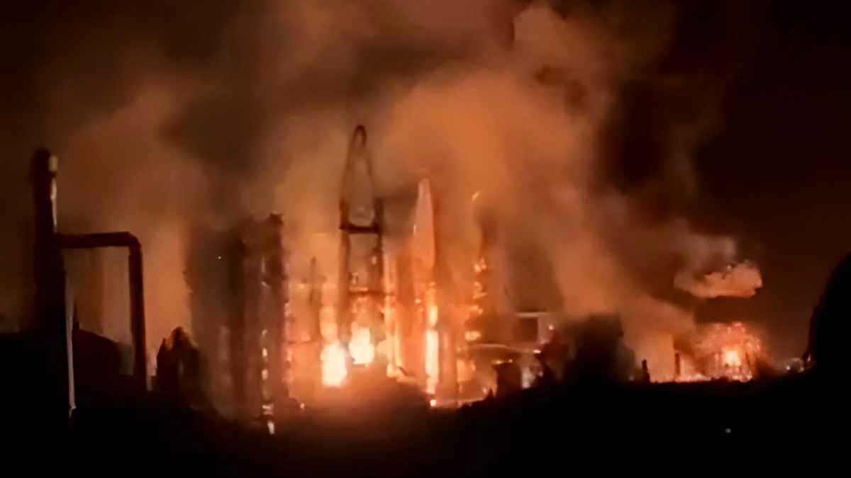 هجوم أوكراني ضخم على مصفاة للنفط في سامارا جنوبي روسيا (فيديو)