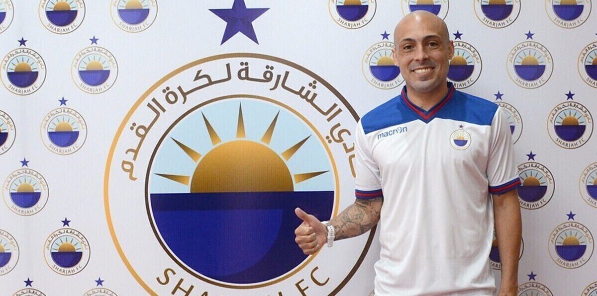 من القبح والتشرد إلى الأناقة.. هكذا تغير لاعب الشارقة الجديد في الإمارات (صور)