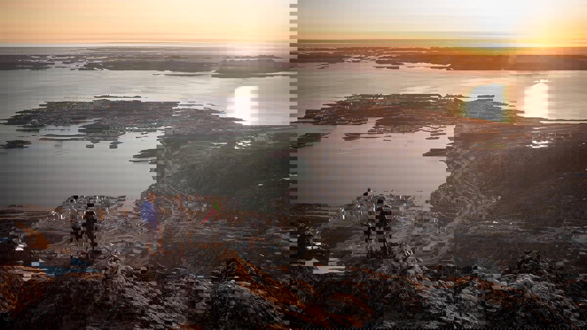 لا يأفل النور فيها أبدًا.. وجهات عالمية تشتهر بظاهرة "شمس منتصف الليل"