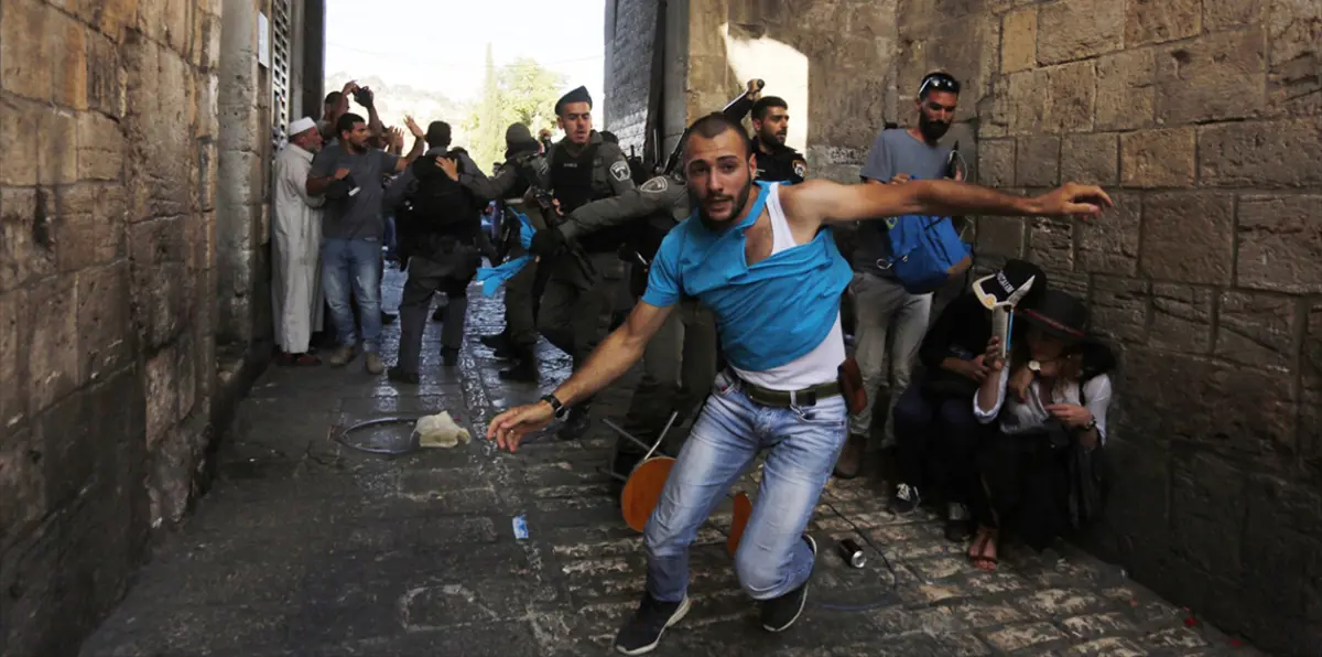 إصابة عدد من الفلسطينيين إثر مواجهات مع الاحتلال عند أبواب الأقصى