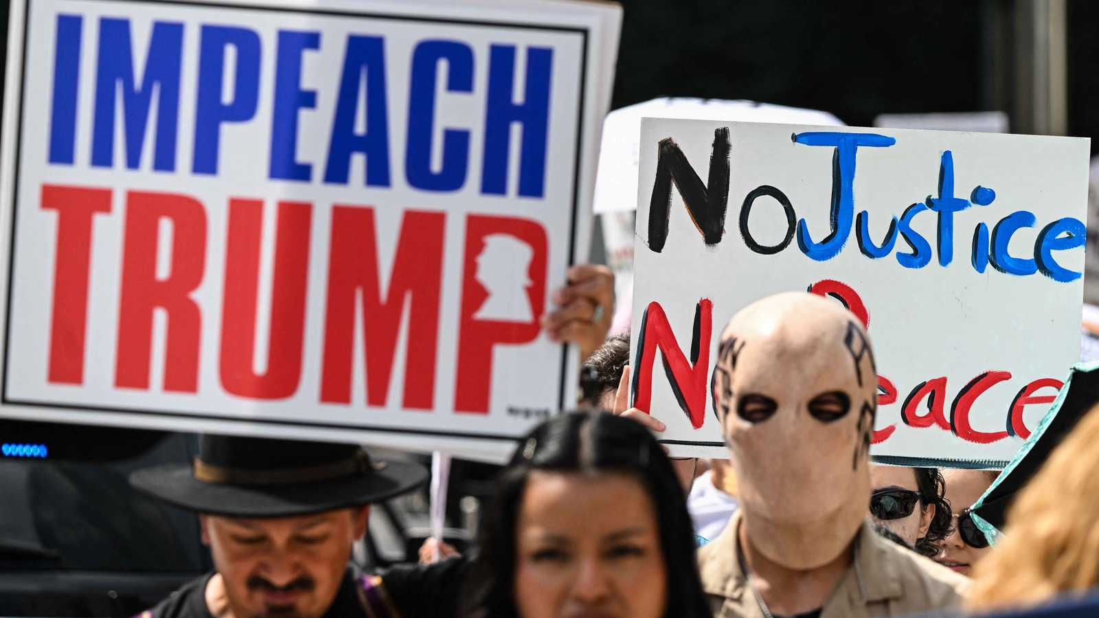 مظاهرات تطالب بإسقاط ترامب في ولايات أمريكية (فيديو)