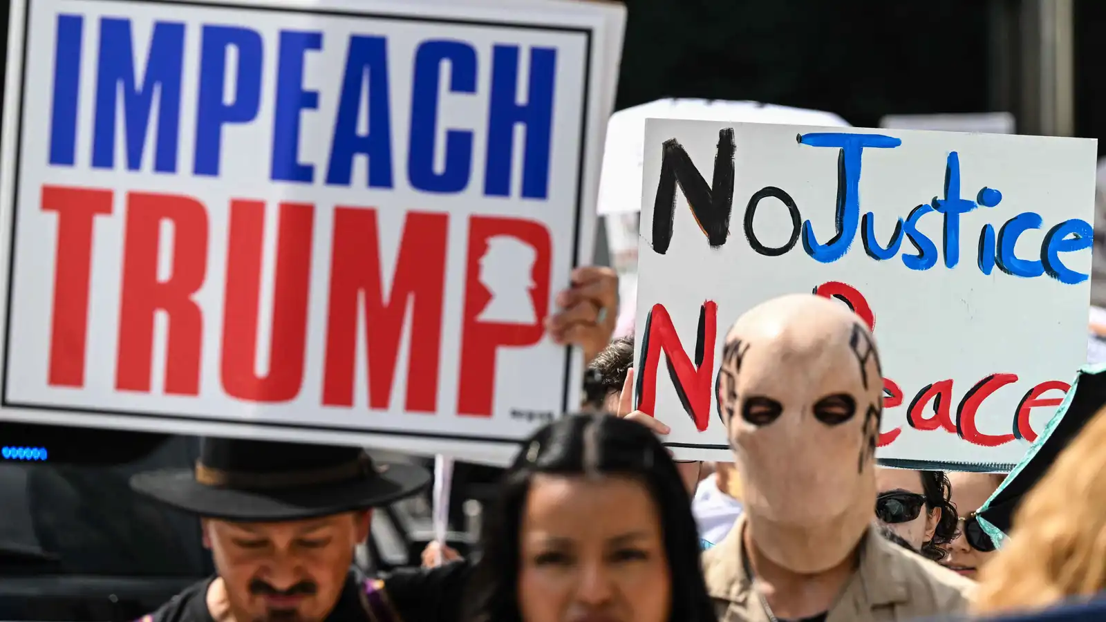 مظاهرات تطالب بإسقاط ترامب في ولايات أمريكية (فيديو)