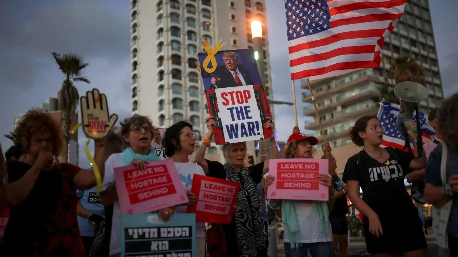 300 متظاهر أمام القنصلية الأمريكية بتل أبيب يطالبون بخطة ترامب (فيديو وصور)