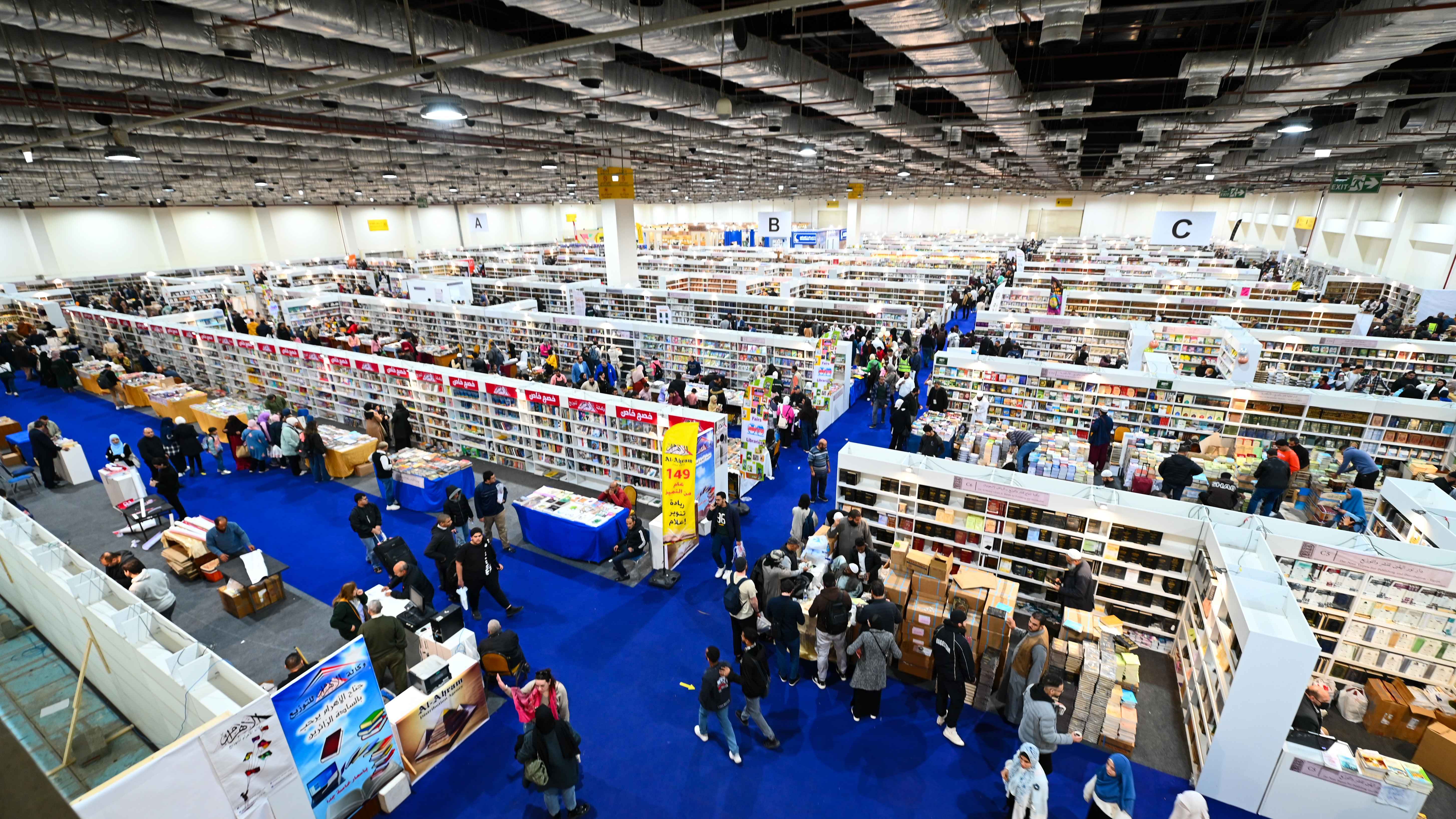 الشعراء يستعيدون "عرشهم المفقود" في "القاهرة للكتاب" (صور)