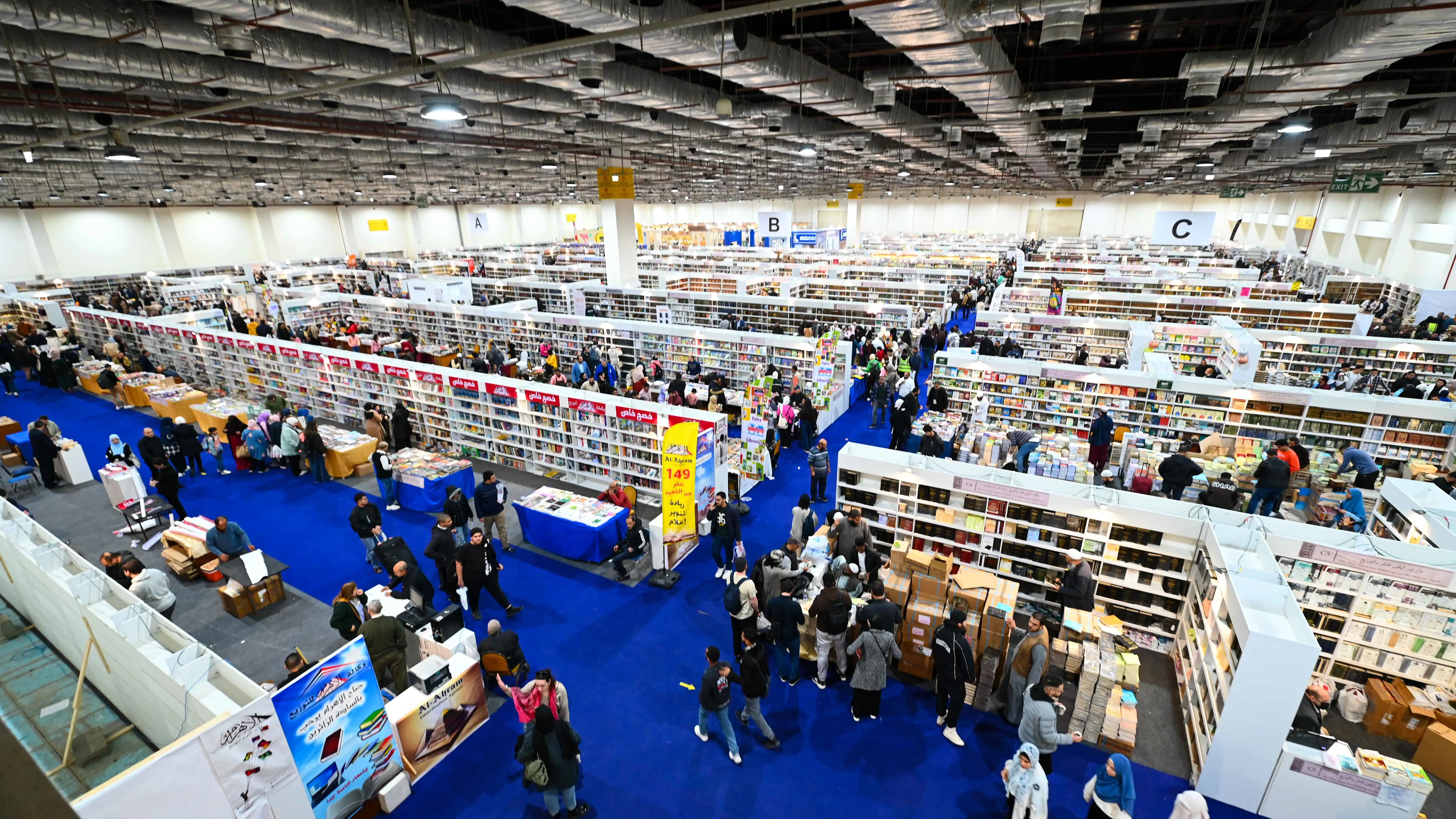 الشعراء يستعيدون "عرشهم المفقود" في "القاهرة للكتاب" (صور)