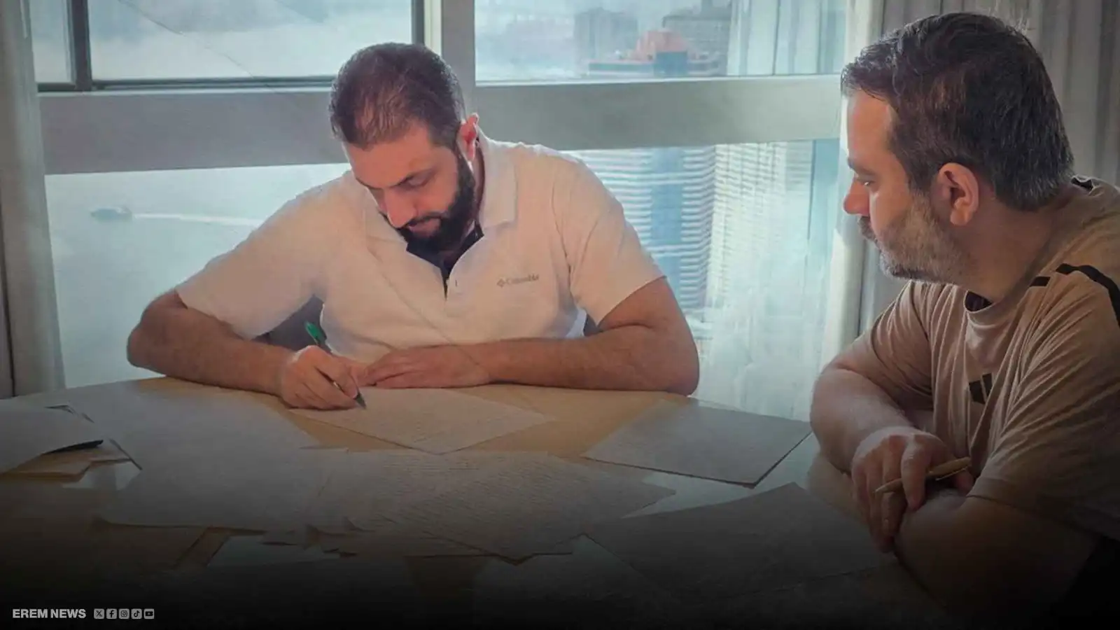 الشرع يكتب "حكاية سوريا" بيده.. صورة تشعل مواقع التواصل