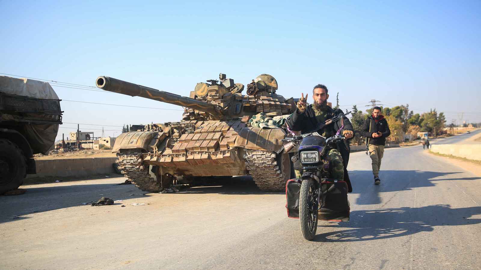 سيطرت على 18 قرية.. الفصائل على بعد 6 كيلومترات من حماة