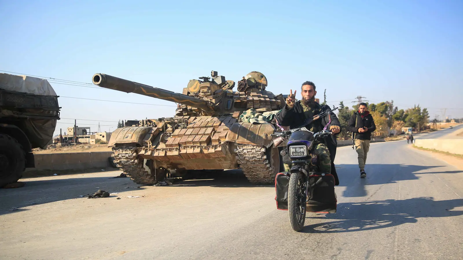 سيطرت على 18 قرية.. الفصائل على بعد 6 كيلومترات من حماة