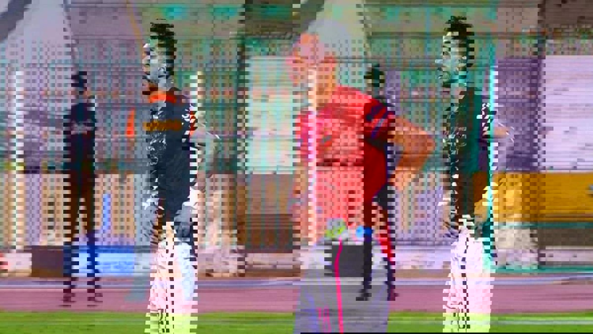 كريم فؤاد يُخفي ورقة تعليمات مدربه داخل "الشورت" خلال مباراة الأهلي وإيسترن كومباني (فيديو)