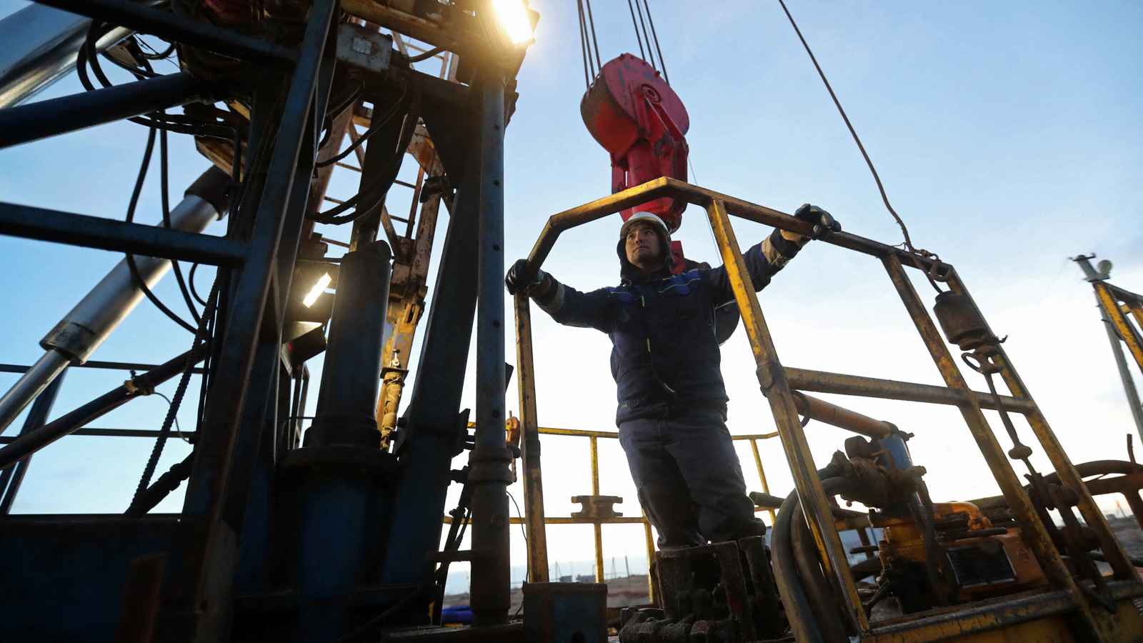 النفط يهبط إلى أدنى مستوى منذ جائحة كورونا