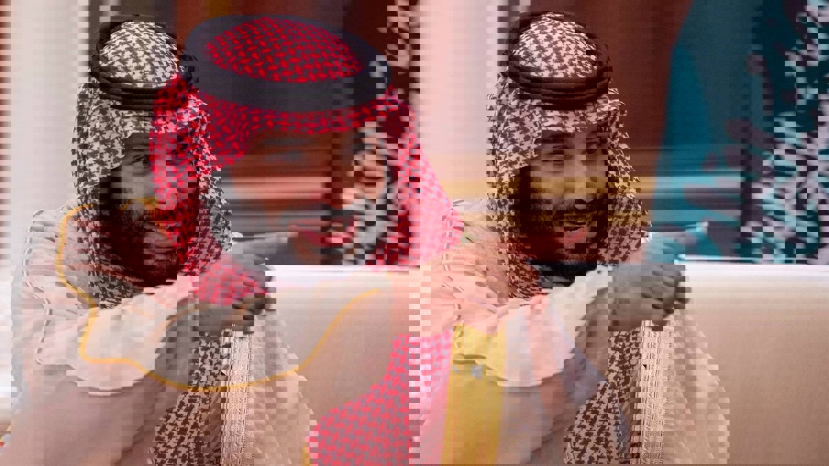 شاهد.. ردة فعل الأمير محمد بن سلمان تجاه طفل حاول تقبيل يده في الجوف 