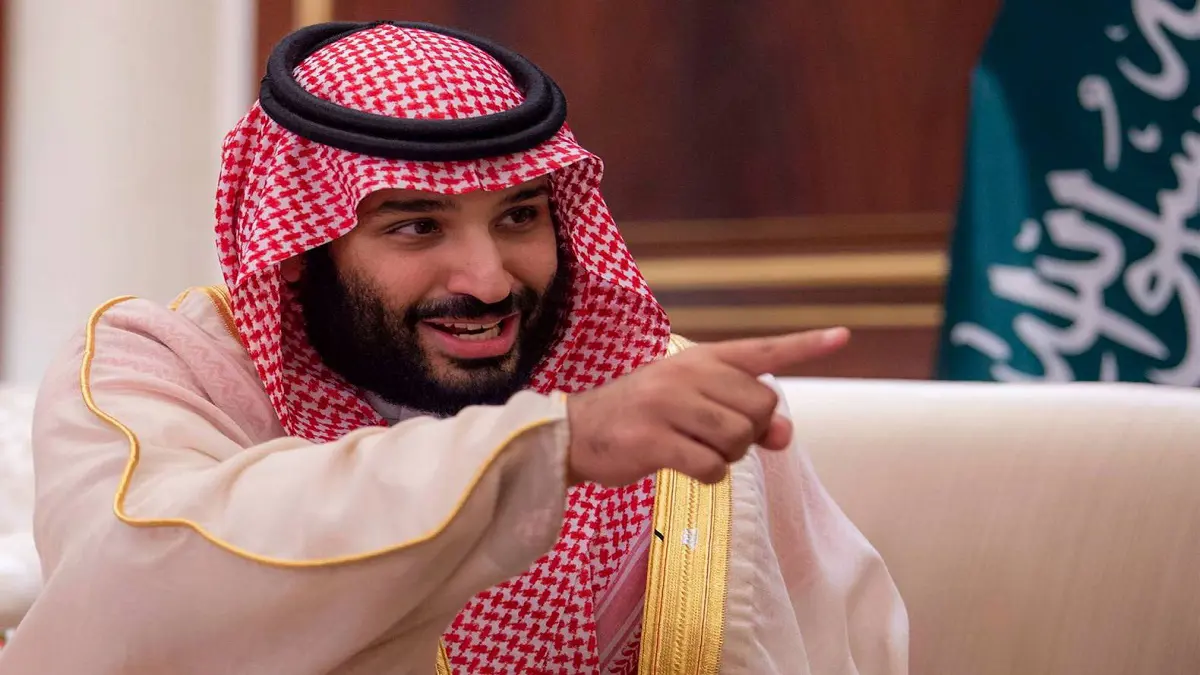 شاهد.. ردة فعل الأمير محمد بن سلمان تجاه طفل حاول تقبيل يده في الجوف 