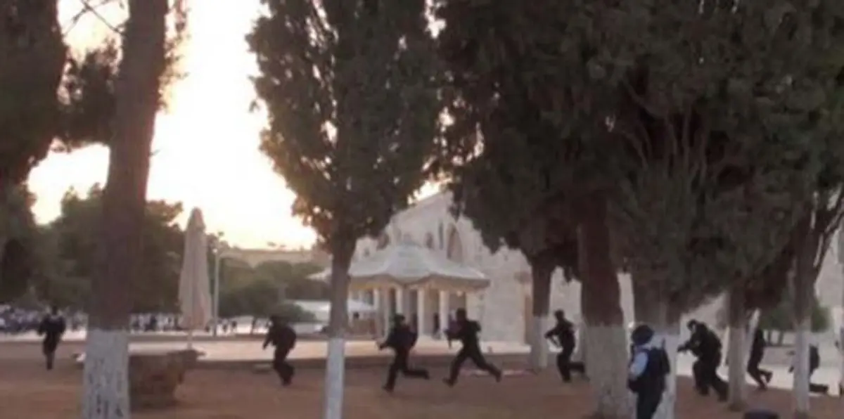 الشرطة الاسرائيلية تقتحم الأقصى بالقنابل الصوتية