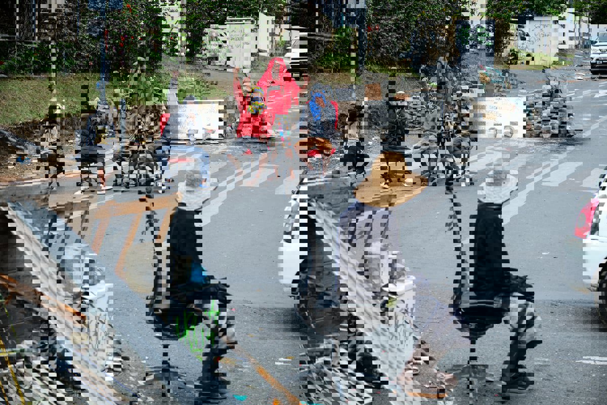 هل يستطيع ماكرون إخماد نيران كاليدونيا الجديدة؟