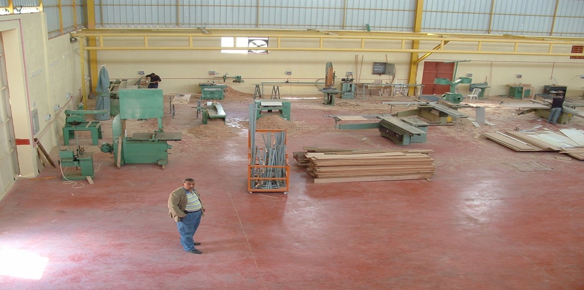 بسبب إغلاق 70% منها.. مصانع قطاع غزة تفصل 32 ألف عامل