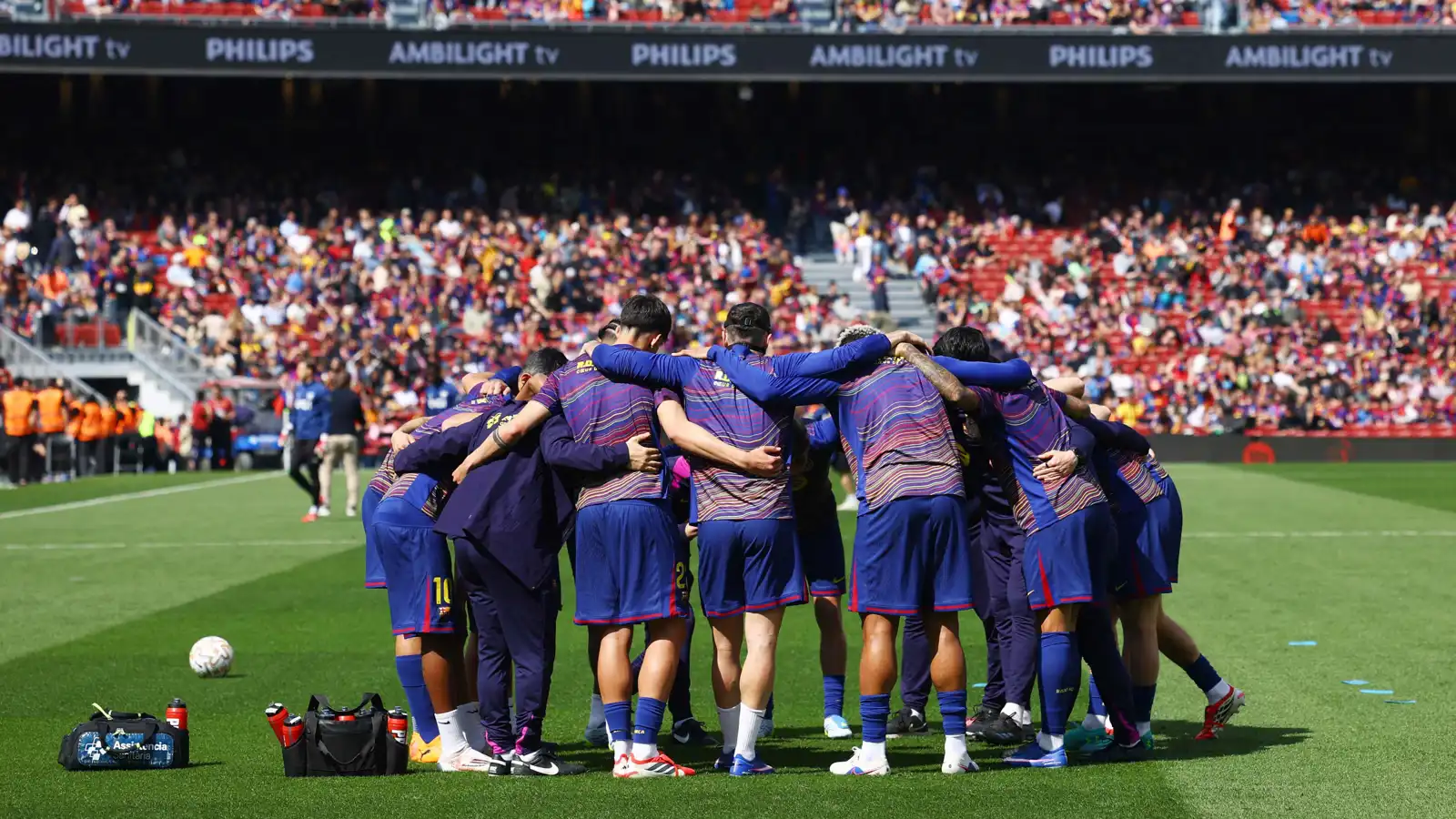 لماذا وصل جميع لاعبي برشلونة بقميص رونالدينيو قبل مباراة فاليكانو؟ (صور وفيديو)