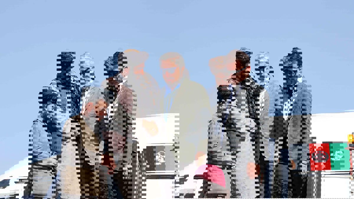 ‪ طالبان تستقبل نائب الرئيس الأفغاني السابق في مطار كابول‬