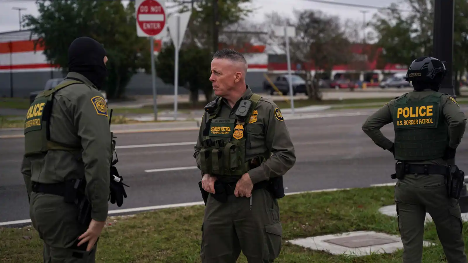 عناصر من دائرة الهجرة والجمارك والأمريكية