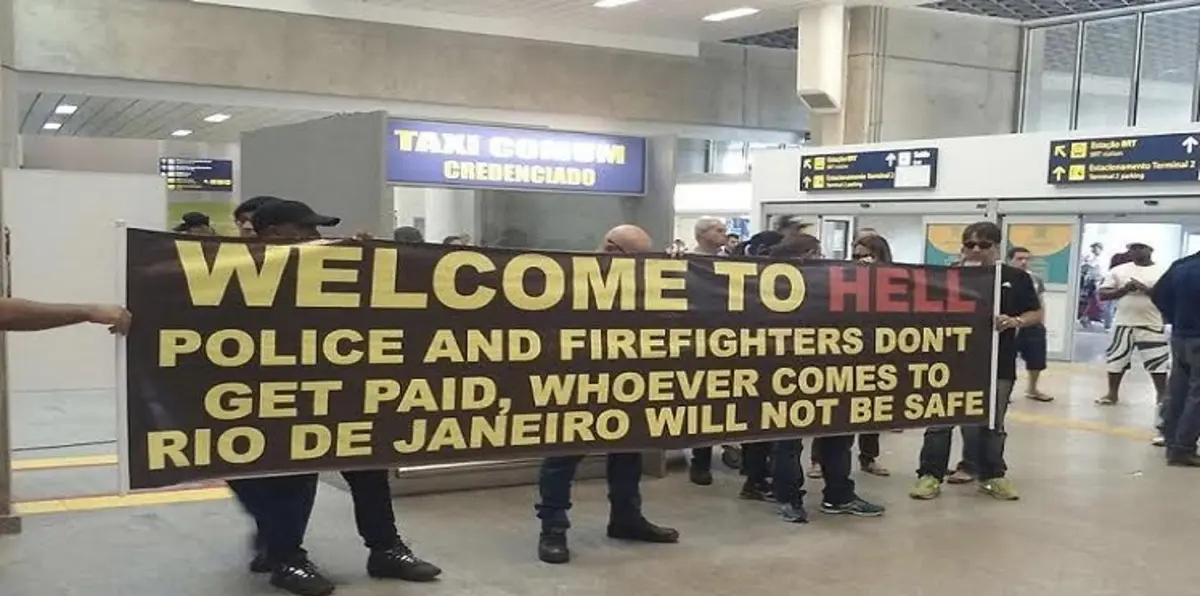 "أهلا بكم إلى الجحيم".. لافتة للترحيب بالسياح في مطار ريو دي جانيرو