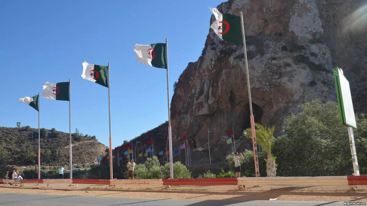 هربًا من ظروفهم الصعبة.. متظاهرون تونسيون يحاولون التسلل إلى الجزائر