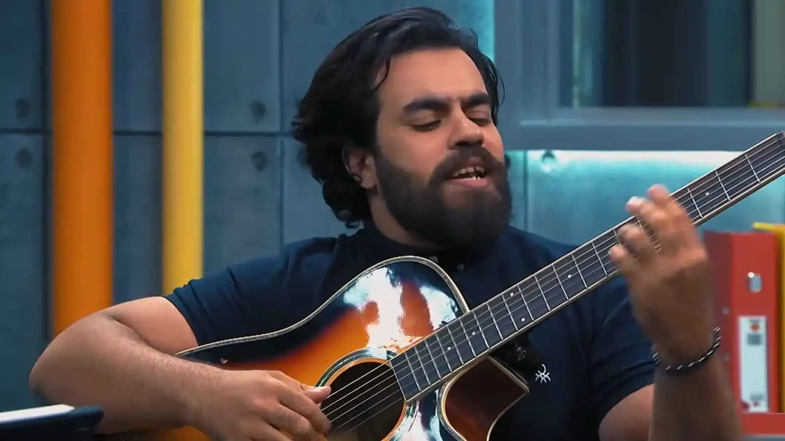 حالته حرجة.. تعرض الفنان علي رؤوف لإصابات بليغة إثر حادث مروع (صور)