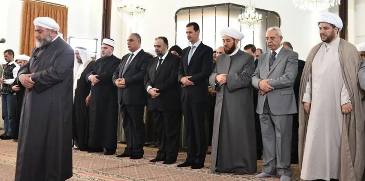 الأسد يؤدي صلاة العيد في حمص لأول مرة منذ اندلاع الحرب