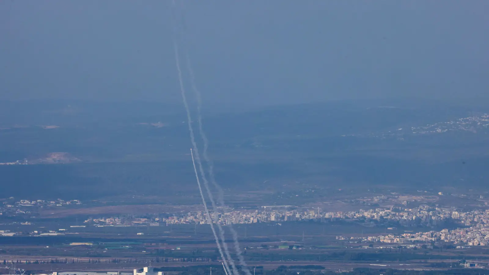 إطلاق 10 صواريخ من جنوب لبنان على حيفا (فيديو)