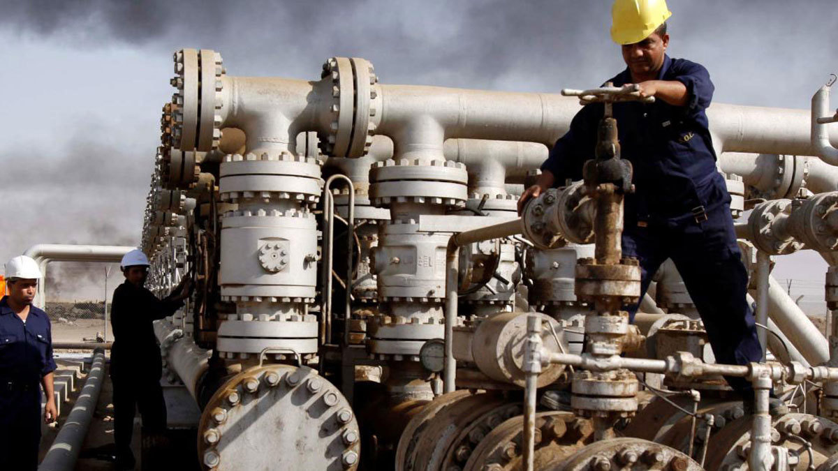 أسعار النفط تعوّض بعض خسائرها مع استمرار مخاوف تخمة المعروض