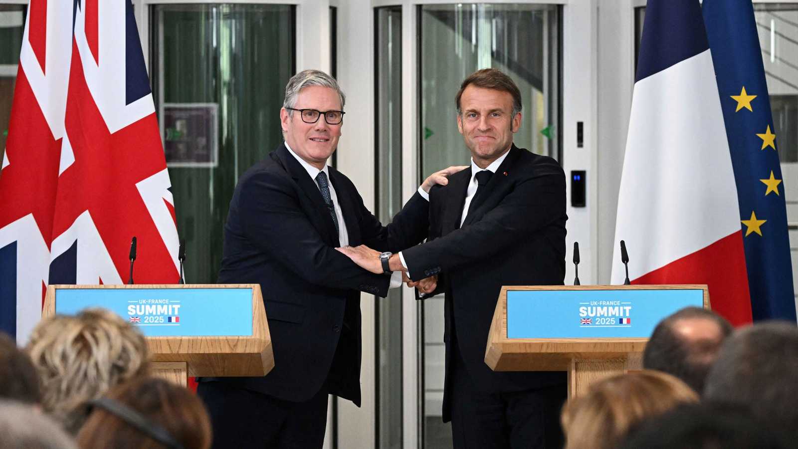 جدل أمني وحقوقي بعد توقيع اتفاق فرنسي بريطاني بشأن اللاجئين