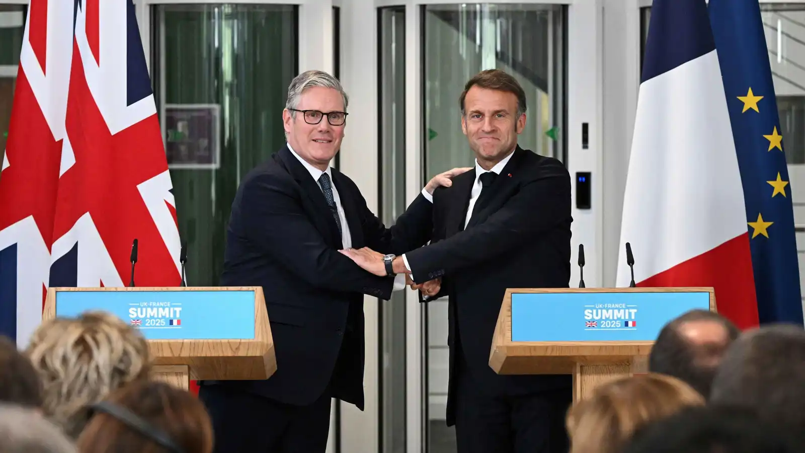 جدل أمني وحقوقي بعد توقيع اتفاق فرنسي بريطاني بشأن اللاجئين