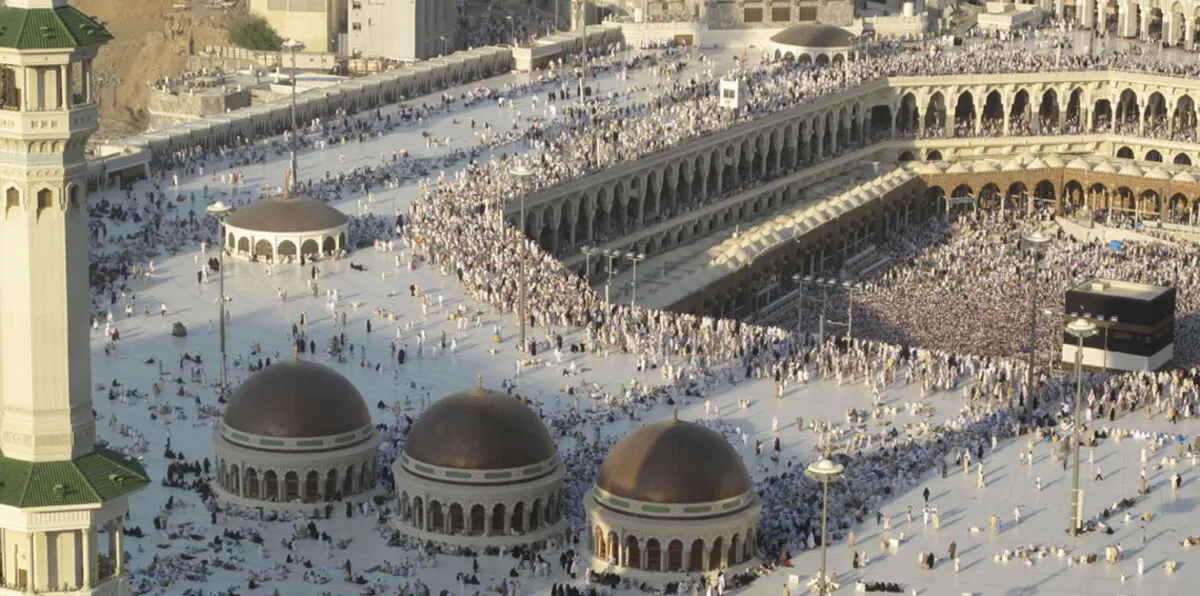 زوار بالسعودية يتبركون بـ"مبنى مهجور" بزعم أنه شهد صلح الحديبية