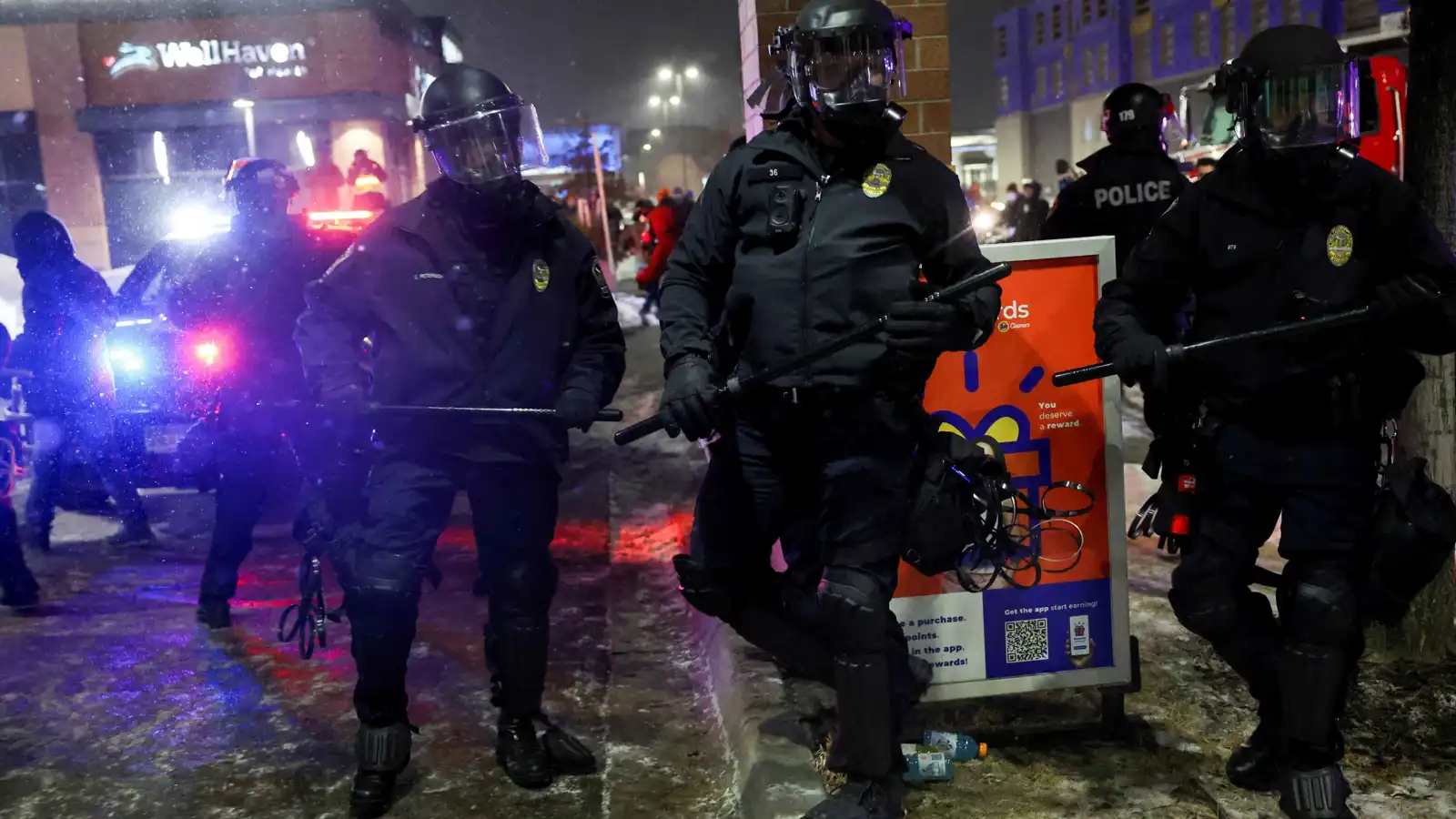 منع وكلاء أمريكيين من اقتحام قنصلية  الإكوادور في مينيابوليس (فيديو)