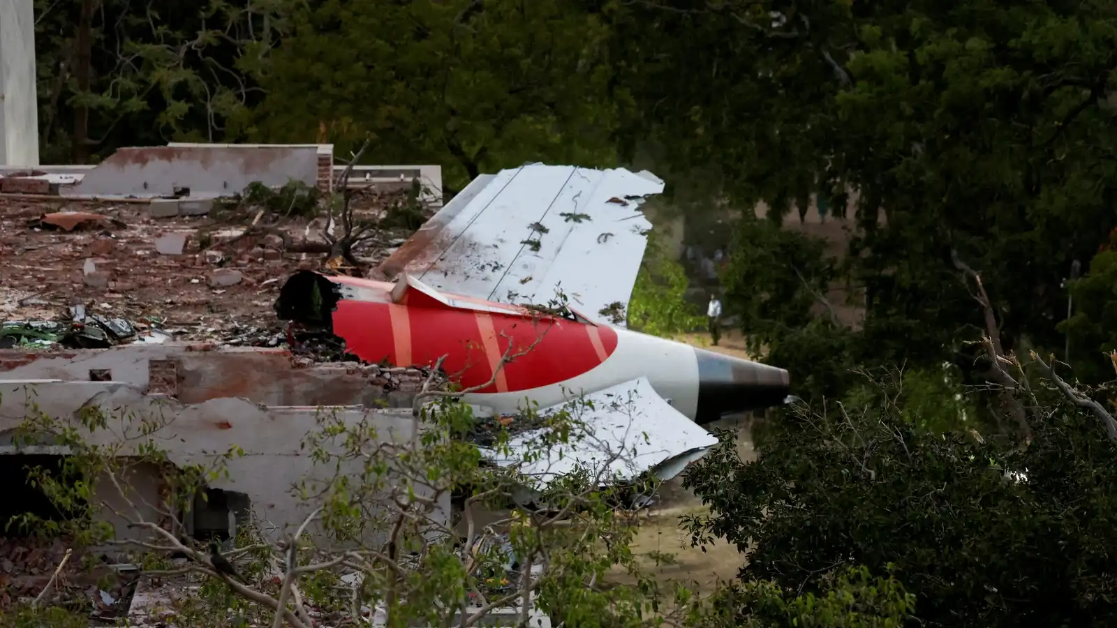 خبير يرجّح فرضية "العمل المتعمد" وراء تحطم الطائرة الهندية