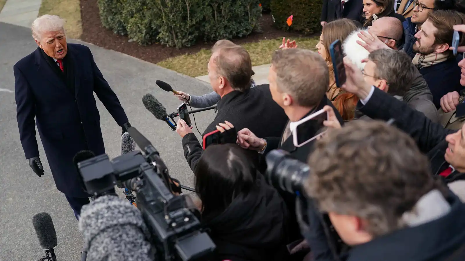 ترامب يكشف سبب تراجعه عن توجيه ضربة عسكرية ضد إيران (فيديو)