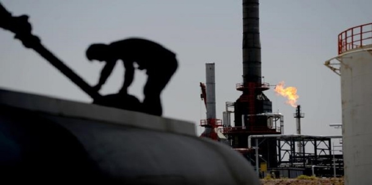 النفط يتماسك فوق 37 دولارا للبرميل