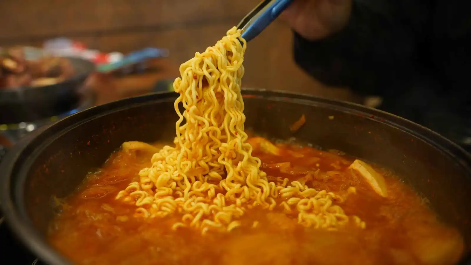 من "نتفليكس" إلى الطوارئ.. الجانب المظلم لتحدي "نودلز النار" على تيك توك