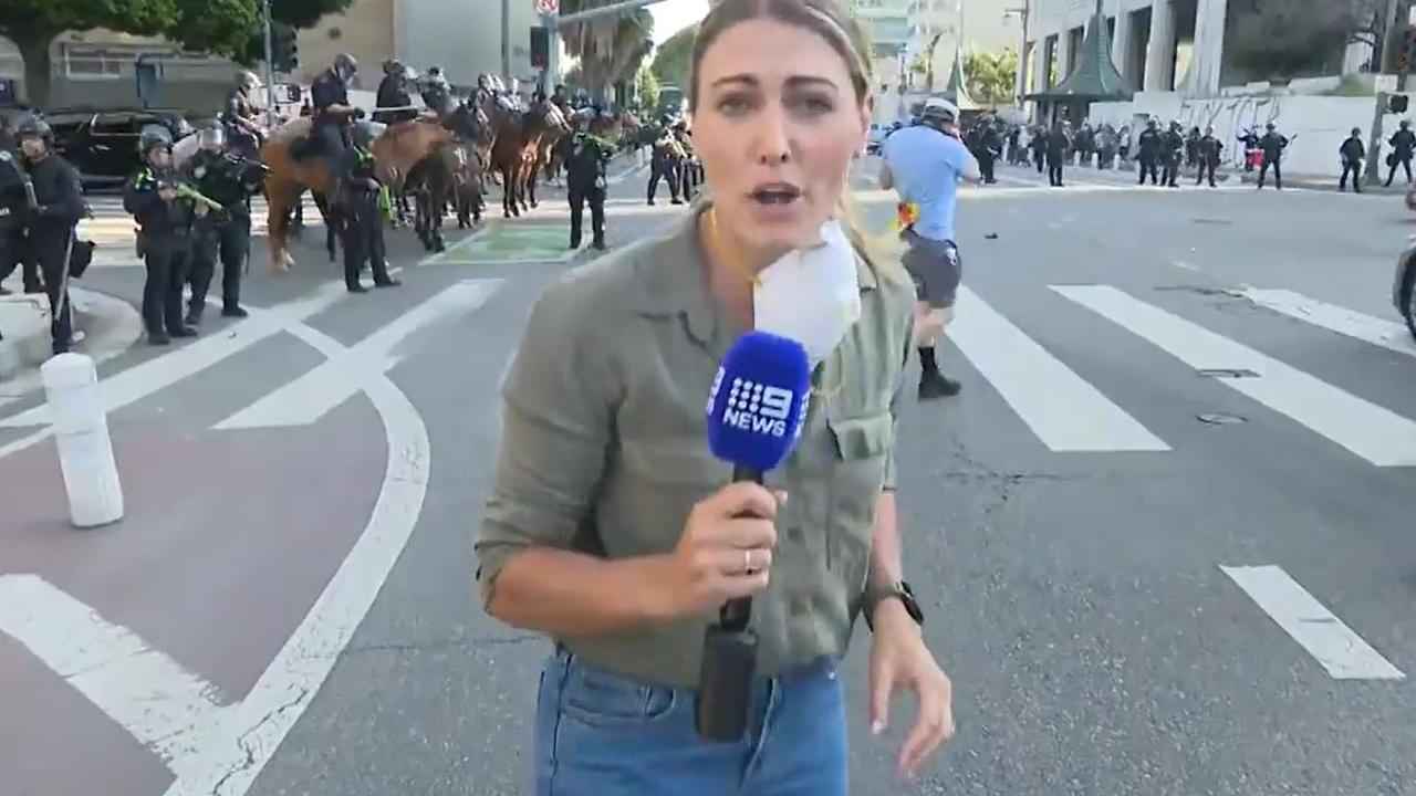 لحظة إصابة صحافية أسترالية في احتجاجات لوس أنجلوس (فيديو)