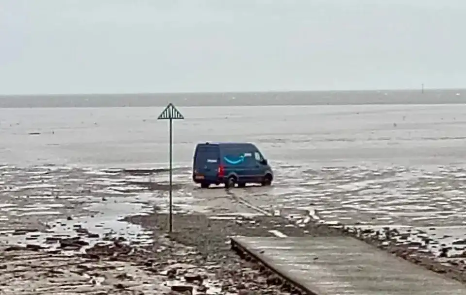 شاحنة أمازون العالقة